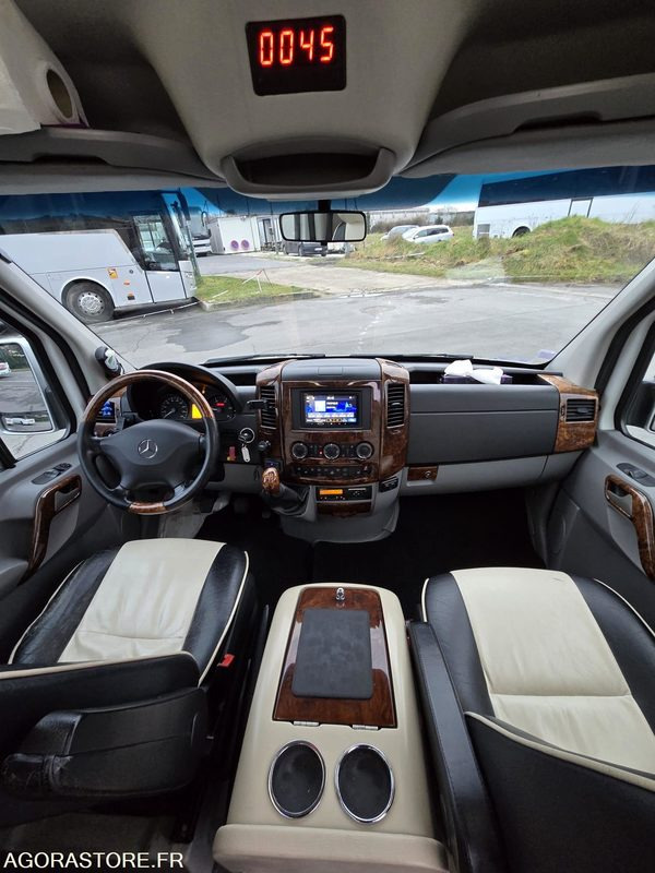 Sprinter 14+1+1 - Turistibussi: kuva Sprinter 14+1+1 - Turistibussi Sprinter 14+1+1 - Turistibussi: kuva Sprinter 14+1+1 - Turistibussi