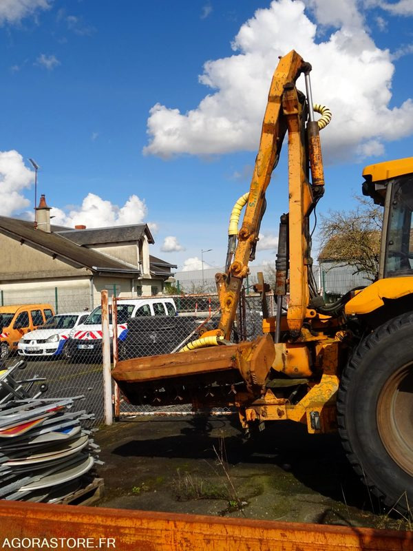 TRACTEUR ET DEBROUSSAILLEUSE - Traktori: kuva TRACTEUR ET DEBROUSSAILLEUSE - Traktori TRACTEUR ET DEBROUSSAILLEUSE - Traktori: kuva TRACTEUR ET DEBROUSSAILLEUSE - Traktori