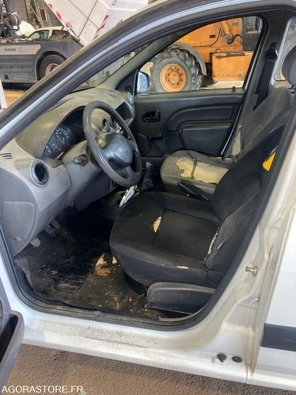 VEHICULE BENNE DACIA LOGAN PICK UP - Kippilava-auto: kuva VEHICULE BENNE DACIA LOGAN PICK UP - Kippilava-auto VEHICULE BENNE DACIA LOGAN PICK UP - Kippilava-auto: kuva VEHICULE BENNE DACIA LOGAN PICK UP - Kippilava-auto