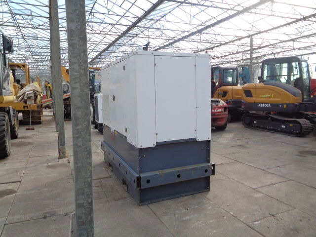 Diversen 60 KVA Aggreko 60 KVA - Sähkögeneraattori: kuva Diversen 60 KVA Aggreko 60 KVA - Sähkögeneraattori Diversen 60 KVA Aggreko 60 KVA - Sähkögeneraattori: kuva Diversen 60 KVA Aggreko 60 KVA - Sähkögeneraattori