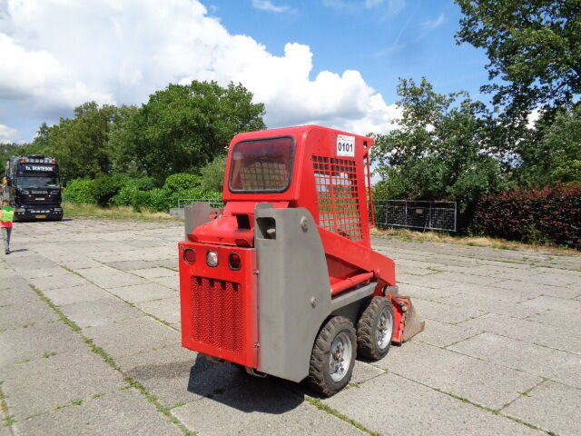 Gehl 1640 - Liukuohjattu kuormaaja: kuva Gehl 1640 - Liukuohjattu kuormaaja Gehl 1640 - Liukuohjattu kuormaaja: kuva Gehl 1640 - Liukuohjattu kuormaaja