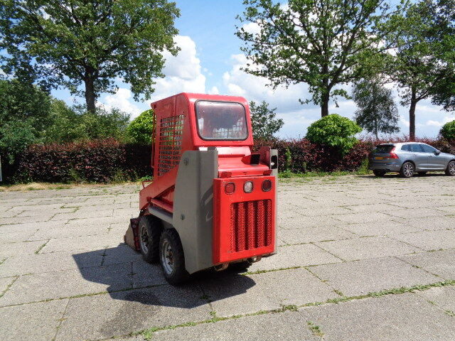 Gehl 1640 - Liukuohjattu kuormaaja: kuva Gehl 1640 - Liukuohjattu kuormaaja Gehl 1640 - Liukuohjattu kuormaaja: kuva Gehl 1640 - Liukuohjattu kuormaaja