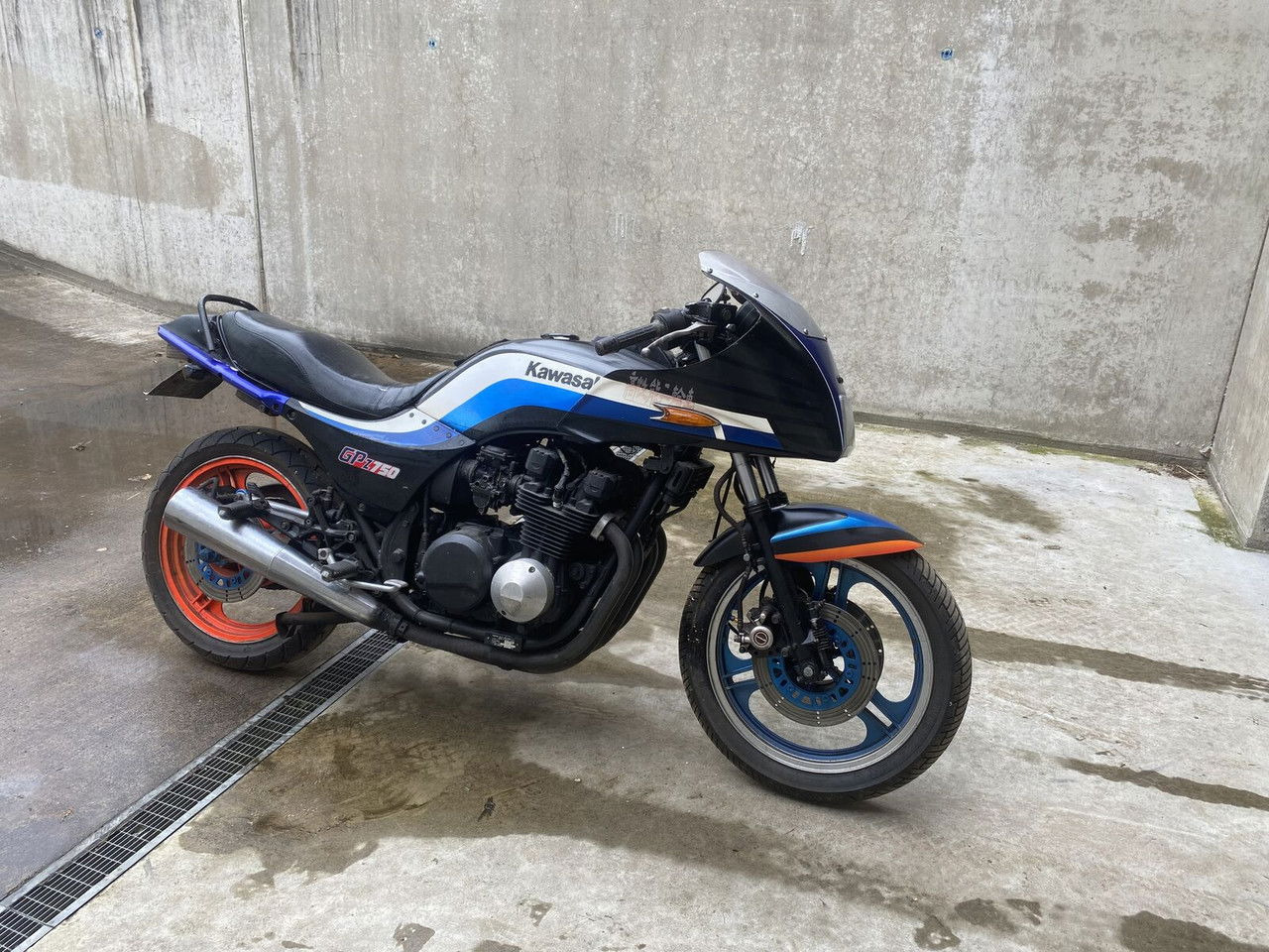 Kawasaki GPZ 750 - Moottoripyörä: kuva Kawasaki GPZ 750 - Moottoripyörä Kawasaki GPZ 750 - Moottoripyörä: kuva Kawasaki GPZ 750 - Moottoripyörä