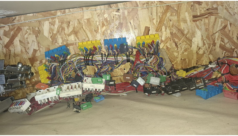 Scania - Sähköjärjestelmä: kuva Scania - Sähköjärjestelmä Scania - Sähköjärjestelmä: kuva Scania - Sähköjärjestelmä