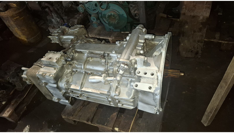 ZF GO210-6. S6 85+GV80/ S6 90 + GV90 - Vaihdelaatikko: kuva ZF GO210-6. S6 85+GV80/ S6 90 + GV90 - Vaihdelaatikko ZF GO210-6. S6 85+GV80/ S6 90 + GV90 - Vaihdelaatikko: kuva ZF GO210-6. S6 85+GV80/ S6 90 + GV90 - Vaihdelaatikko