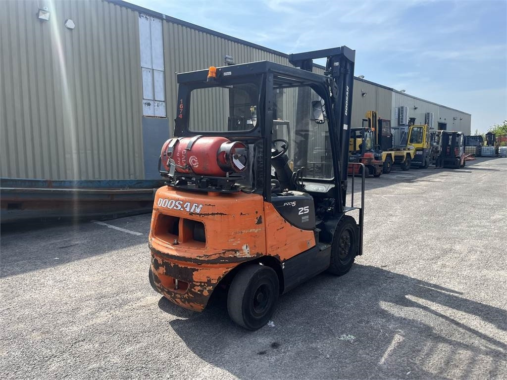 Doosan G25E-5 - Kaasutrukki: kuva Doosan G25E-5 - Kaasutrukki Doosan G25E-5 - Kaasutrukki: kuva Doosan G25E-5 - Kaasutrukki