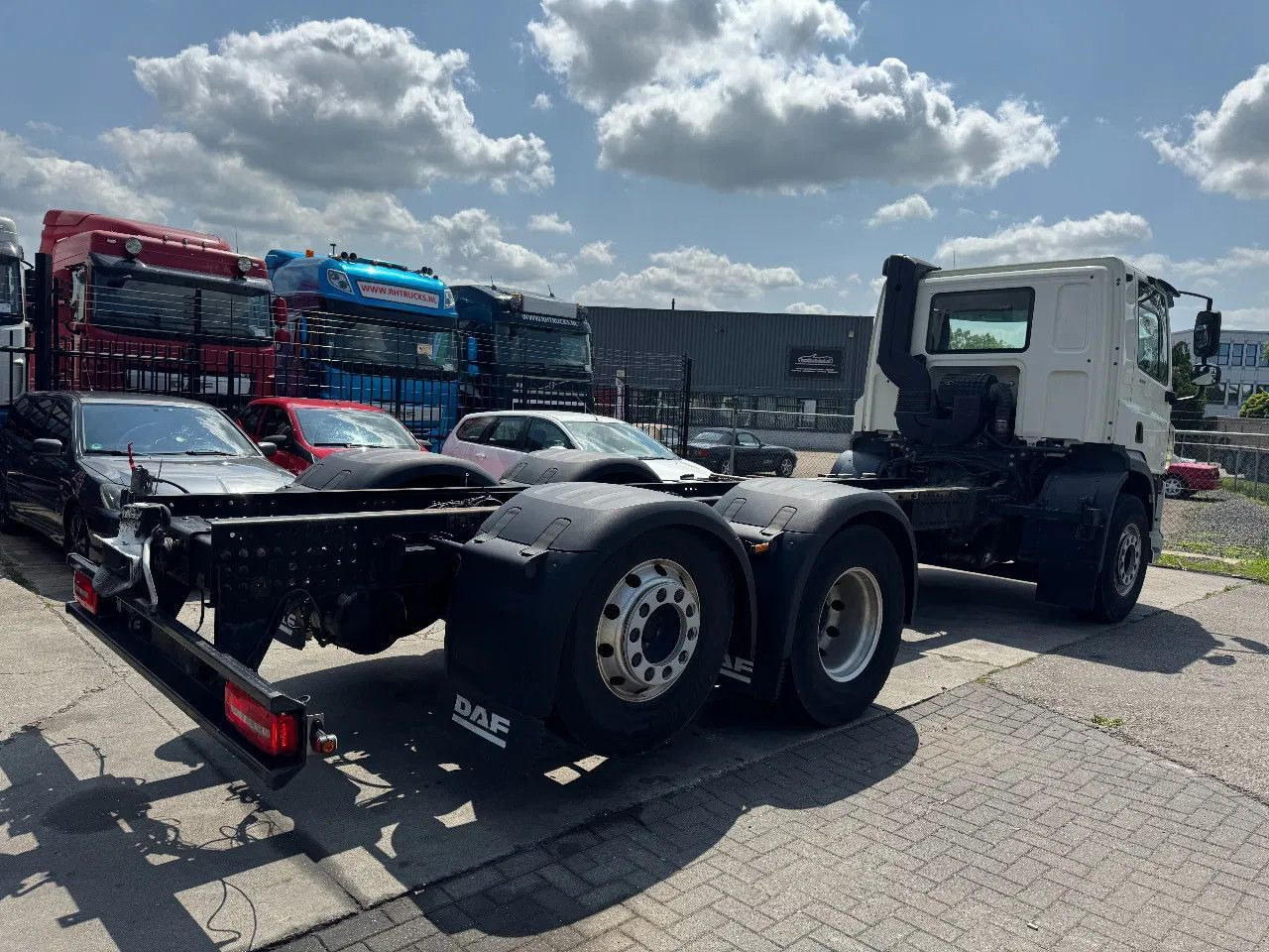 DAF CF 450 6X2 - EURO 6 + LIFT/STEERING AXLE - Kuorma-auto alusta: kuva DAF CF 450 6X2 - EURO 6 + LIFT/STEERING AXLE - Kuorma-auto alusta DAF CF 450 6X2 - EURO 6 + LIFT/STEERING AXLE - Kuorma-auto alusta: kuva DAF CF 450 6X2 - EURO 6 + LIFT/STEERING AXLE - Kuorma-auto alusta