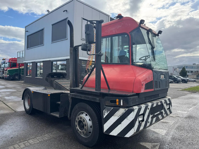 Kalmar TT612D 4X2 - Terminaalitraktori: kuva Kalmar TT612D 4X2 - Terminaalitraktori Kalmar TT612D 4X2 - Terminaalitraktori: kuva Kalmar TT612D 4X2 - Terminaalitraktori