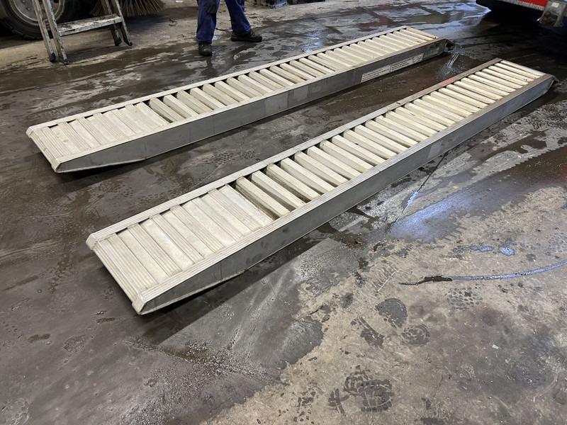 Altec OPRIJPLATEN (RAMPEN) 3,65 METER LANG - Lisälaitteet: kuva Altec OPRIJPLATEN (RAMPEN) 3,65 METER LANG - Lisälaitteet Altec OPRIJPLATEN (RAMPEN) 3,65 METER LANG - Lisälaitteet: kuva Altec OPRIJPLATEN (RAMPEN) 3,65 METER LANG - Lisälaitteet