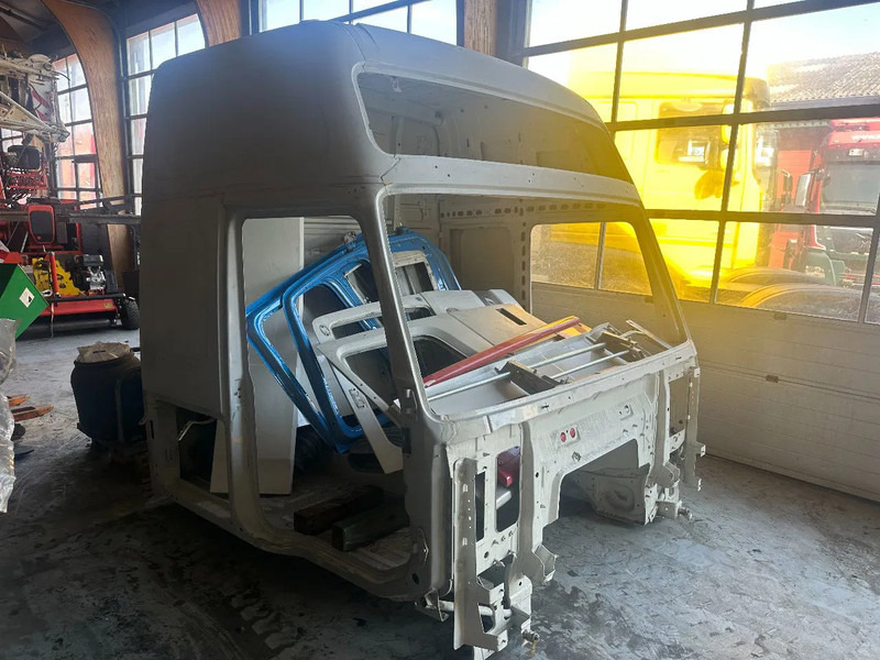 Volvo FH XL - Ohjaamo ja sisustus - Kuorma-auto: kuva Volvo FH XL - Ohjaamo ja sisustus - Kuorma-auto Volvo FH XL - Ohjaamo ja sisustus - Kuorma-auto: kuva Volvo FH XL - Ohjaamo ja sisustus - Kuorma-auto