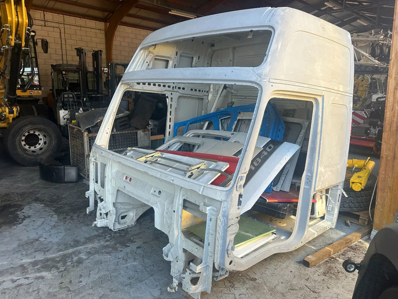 Volvo FH XL - Ohjaamo ja sisustus - Kuorma-auto: kuva Volvo FH XL - Ohjaamo ja sisustus - Kuorma-auto Volvo FH XL - Ohjaamo ja sisustus - Kuorma-auto: kuva Volvo FH XL - Ohjaamo ja sisustus - Kuorma-auto