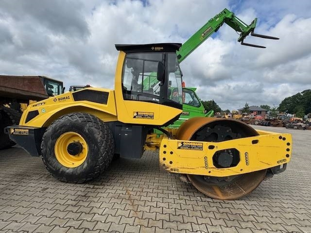 BOMAG BW 213 D-5 - Tiejyrä: kuva BOMAG BW 213 D-5 - Tiejyrä BOMAG BW 213 D-5 - Tiejyrä: kuva BOMAG BW 213 D-5 - Tiejyrä