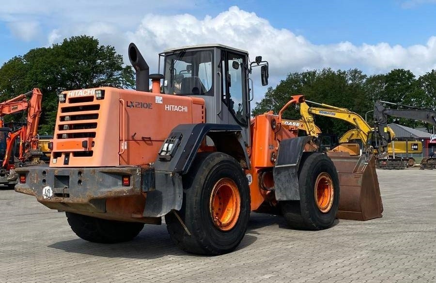Hitachi LX 210 E - Pyöräkuormaaja: kuva Hitachi LX 210 E - Pyöräkuormaaja Hitachi LX 210 E - Pyöräkuormaaja: kuva Hitachi LX 210 E - Pyöräkuormaaja