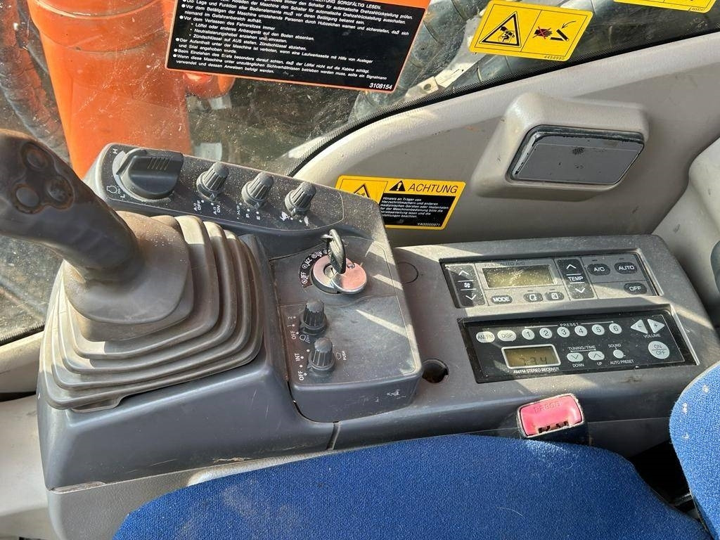 Telakaivukone Hitachi ZX 225 US LC: kuva Telakaivukone Hitachi ZX 225 US LC