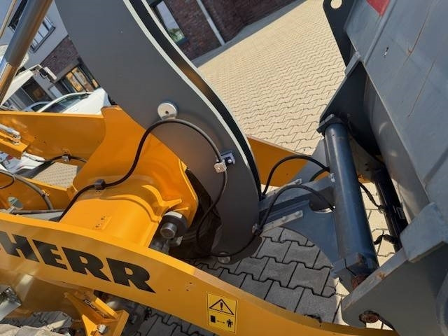 LIEBHERR L 504 Compact - Pyöräkuormaaja: kuva LIEBHERR L 504 Compact - Pyöräkuormaaja LIEBHERR L 504 Compact - Pyöräkuormaaja: kuva LIEBHERR L 504 Compact - Pyöräkuormaaja