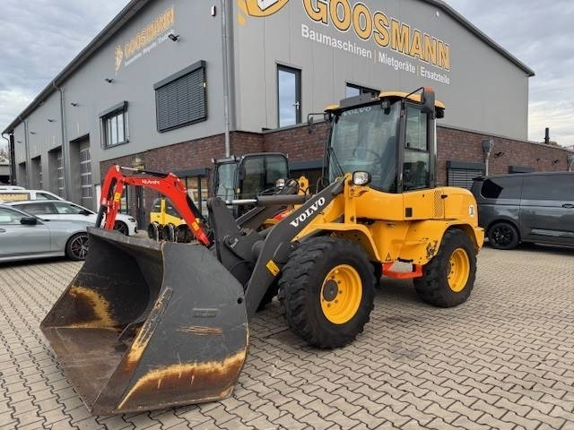 Volvo L 35 GS - Pyöräkuormaaja: kuva Volvo L 35 GS - Pyöräkuormaaja Volvo L 35 GS - Pyöräkuormaaja: kuva Volvo L 35 GS - Pyöräkuormaaja