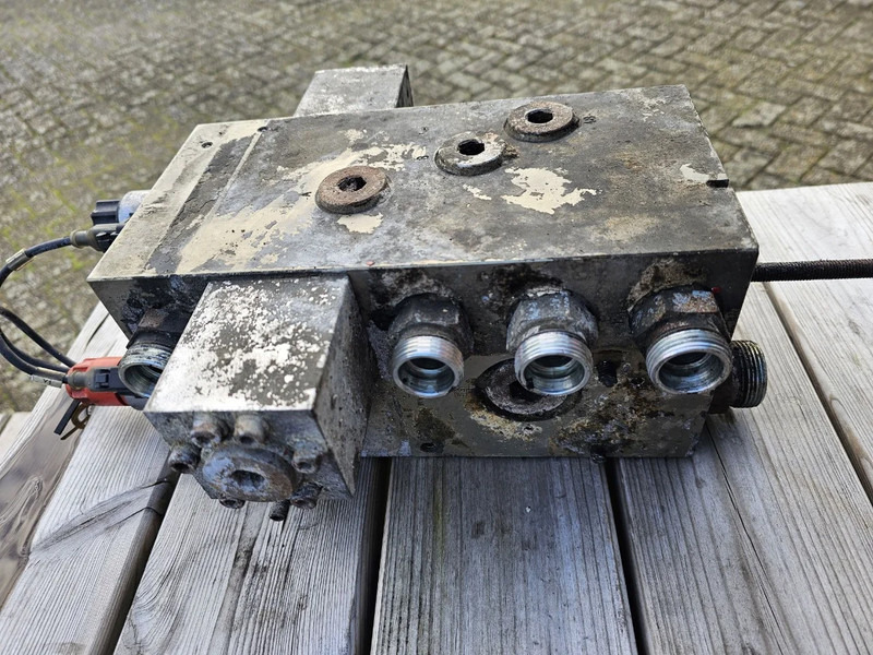 Legras Besturingsventiel 02 E-bediend (compleet) - Control valve - Hydrauliikka - Kuorma-auto: kuva Legras Besturingsventiel 02 E-bediend (compleet) - Control valve - Hydrauliikka - Kuorma-auto Legras Besturingsventiel 02 E-bediend (compleet) - Control valve - Hydrauliikka - Kuorma-auto: kuva Legras Besturingsventiel 02 E-bediend (compleet) - Control valve - Hydrauliikka - Kuorma-auto