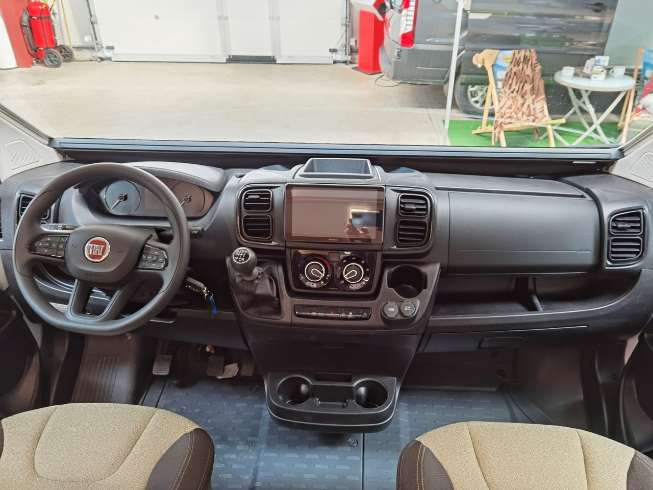 Retkeilyauto Chausson V697 FIRST LINE / ZUBEHÖR-PAKET / EINZELBETTEN: kuva Retkeilyauto Chausson V697 FIRST LINE / ZUBEHÖR-PAKET / EINZELBETTEN Retkeilyauto Chausson V697 FIRST LINE / ZUBEHÖR-PAKET / EINZELBETTEN: kuva Retkeilyauto Chausson V697 FIRST LINE / ZUBEHÖR-PAKET / EINZELBETTEN