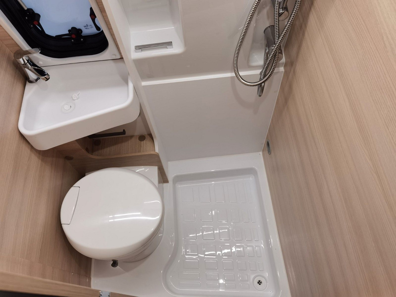 Retkeilyauto Chausson V697 FIRST LINE / ZUBEHÖR-PAKET / EINZELBETTEN: kuva Retkeilyauto Chausson V697 FIRST LINE / ZUBEHÖR-PAKET / EINZELBETTEN Retkeilyauto Chausson V697 FIRST LINE / ZUBEHÖR-PAKET / EINZELBETTEN: kuva Retkeilyauto Chausson V697 FIRST LINE / ZUBEHÖR-PAKET / EINZELBETTEN