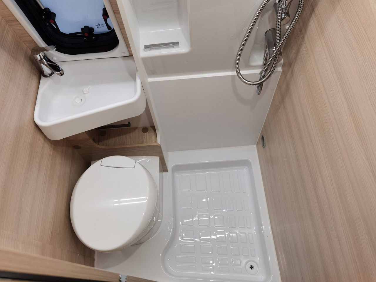 Retkeilyauto Chausson V697 FIRST LINE / ZUBEHÖR-PAKET / EINZELBETTEN: kuva Retkeilyauto Chausson V697 FIRST LINE / ZUBEHÖR-PAKET / EINZELBETTEN Retkeilyauto Chausson V697 FIRST LINE / ZUBEHÖR-PAKET / EINZELBETTEN: kuva Retkeilyauto Chausson V697 FIRST LINE / ZUBEHÖR-PAKET / EINZELBETTEN