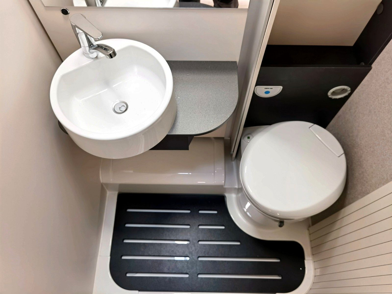 Puoli-integroitu asuntoauto Forster T 669 EBN COUPÈ / -2025-/165PS/ SILVER - EDITION: kuva Puoli-integroitu asuntoauto Forster T 669 EBN COUPÈ / -2025-/165PS/ SILVER - EDITION Puoli-integroitu asuntoauto Forster T 669 EBN COUPÈ / -2025-/165PS/ SILVER - EDITION: kuva Puoli-integroitu asuntoauto Forster T 669 EBN COUPÈ / -2025-/165PS/ SILVER - EDITION