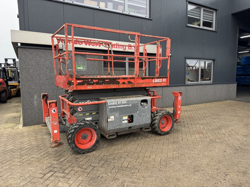 Skyjack SJ 6832RT Schaarhoogwerker SCISSOR 2014 4X4 Kubota Diesel 12M Werkhoogte - Saksilava: kuva Skyjack SJ 6832RT Schaarhoogwerker SCISSOR 2014 4X4 Kubota Diesel 12M Werkhoogte - Saksilava Skyjack SJ 6832RT Schaarhoogwerker SCISSOR 2014 4X4 Kubota Diesel 12M Werkhoogte - Saksilava: kuva Skyjack SJ 6832RT Schaarhoogwerker SCISSOR 2014 4X4 Kubota Diesel 12M Werkhoogte - Saksilava
