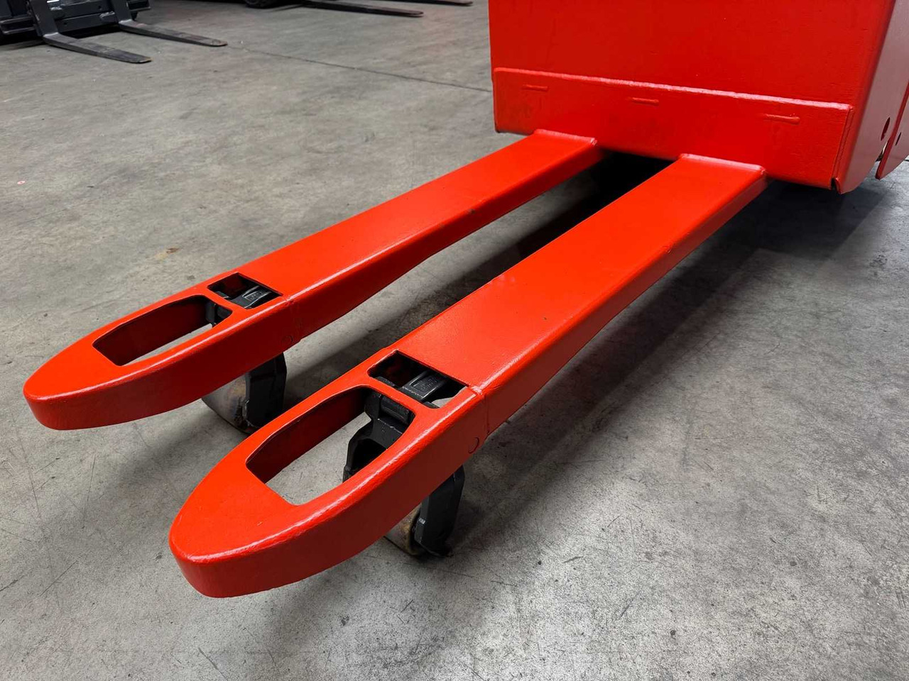 Vastapainotrukki 13/2024 SERVICE +UVV 10/2026 LINDE T20SF 2.000KG PALLET TRUCK ANT STACKER 3.098 HOURS: kuva Vastapainotrukki 13/2024 SERVICE +UVV 10/2026 LINDE T20SF 2.000KG PALLET TRUCK ANT STACKER 3.098 HOURS Vastapainotrukki 13/2024 SERVICE +UVV 10/2026 LINDE T20SF 2.000KG PALLET TRUCK ANT STACKER 3.098 HOURS: kuva Vastapainotrukki 13/2024 SERVICE +UVV 10/2026 LINDE T20SF 2.000KG PALLET TRUCK ANT STACKER 3.098 HOURS