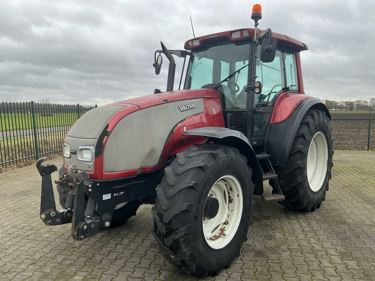 2004 VALTRA T120 ALL-WHEEL DRIVE FARM TRACTOR - Traktori: kuva 2004 VALTRA T120 ALL-WHEEL DRIVE FARM TRACTOR - Traktori 2004 VALTRA T120 ALL-WHEEL DRIVE FARM TRACTOR - Traktori: kuva 2004 VALTRA T120 ALL-WHEEL DRIVE FARM TRACTOR - Traktori