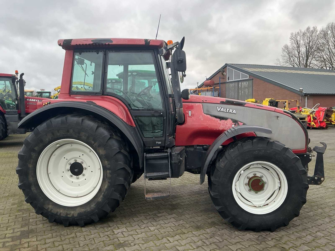 2004 VALTRA T120 ALL-WHEEL DRIVE FARM TRACTOR - Traktori: kuva 2004 VALTRA T120 ALL-WHEEL DRIVE FARM TRACTOR - Traktori 2004 VALTRA T120 ALL-WHEEL DRIVE FARM TRACTOR - Traktori: kuva 2004 VALTRA T120 ALL-WHEEL DRIVE FARM TRACTOR - Traktori
