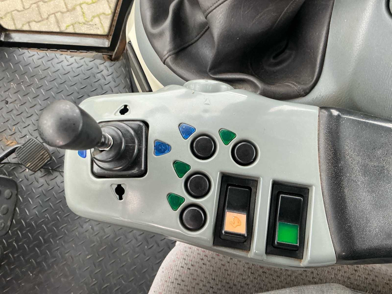 Traktori 2004 VALTRA T120 ALL-WHEEL DRIVE FARM TRACTOR: kuva Traktori 2004 VALTRA T120 ALL-WHEEL DRIVE FARM TRACTOR