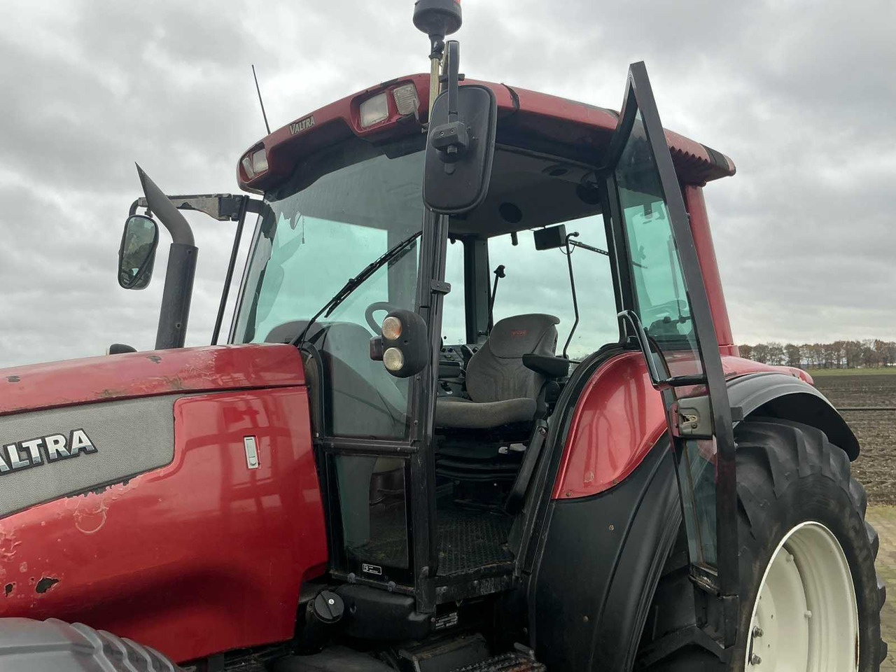 Traktori 2004 VALTRA T120 ALL-WHEEL DRIVE FARM TRACTOR: kuva Traktori 2004 VALTRA T120 ALL-WHEEL DRIVE FARM TRACTOR
