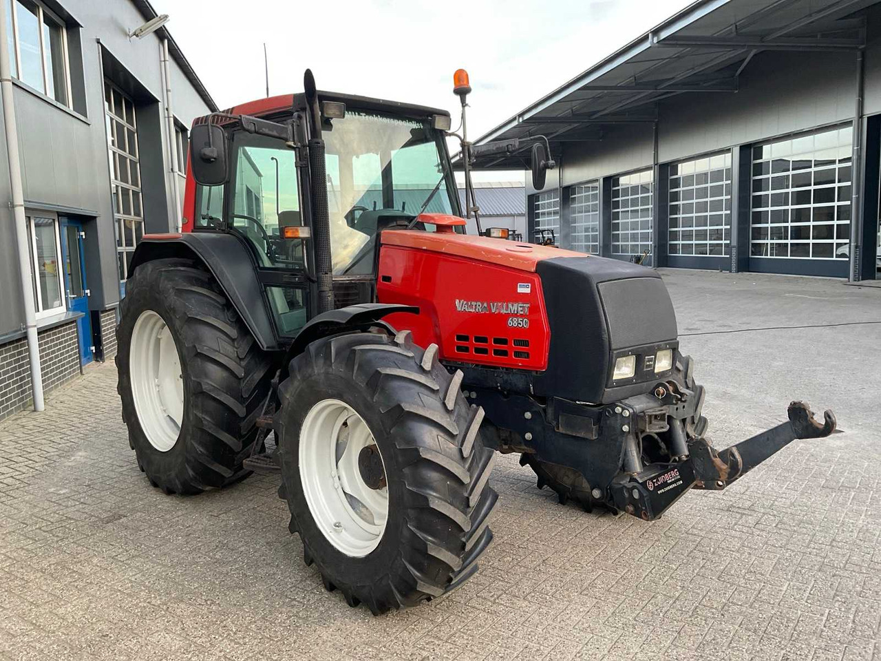 2005 VALTRA 6850 HITECH ALL-WHEEL DRIVE FARM TRACTOR - Traktori: kuva 2005 VALTRA 6850 HITECH ALL-WHEEL DRIVE FARM TRACTOR - Traktori 2005 VALTRA 6850 HITECH ALL-WHEEL DRIVE FARM TRACTOR - Traktori: kuva 2005 VALTRA 6850 HITECH ALL-WHEEL DRIVE FARM TRACTOR - Traktori