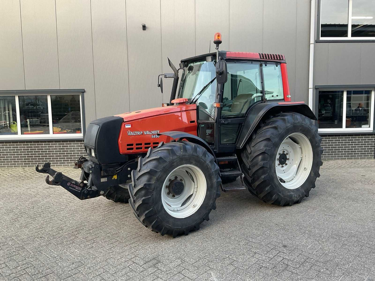2005 VALTRA 6850 HITECH ALL-WHEEL DRIVE FARM TRACTOR - Traktori: kuva 2005 VALTRA 6850 HITECH ALL-WHEEL DRIVE FARM TRACTOR - Traktori 2005 VALTRA 6850 HITECH ALL-WHEEL DRIVE FARM TRACTOR - Traktori: kuva 2005 VALTRA 6850 HITECH ALL-WHEEL DRIVE FARM TRACTOR - Traktori