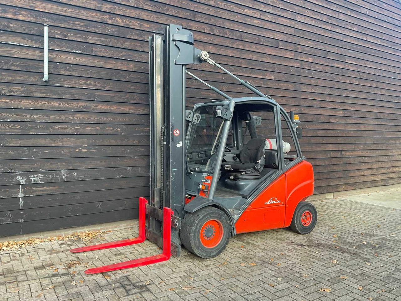 2006 LINDE H 35 T FORKLIFT TRUCK - Vastapainotrukki: kuva 2006 LINDE H 35 T FORKLIFT TRUCK - Vastapainotrukki 2006 LINDE H 35 T FORKLIFT TRUCK - Vastapainotrukki: kuva 2006 LINDE H 35 T FORKLIFT TRUCK - Vastapainotrukki