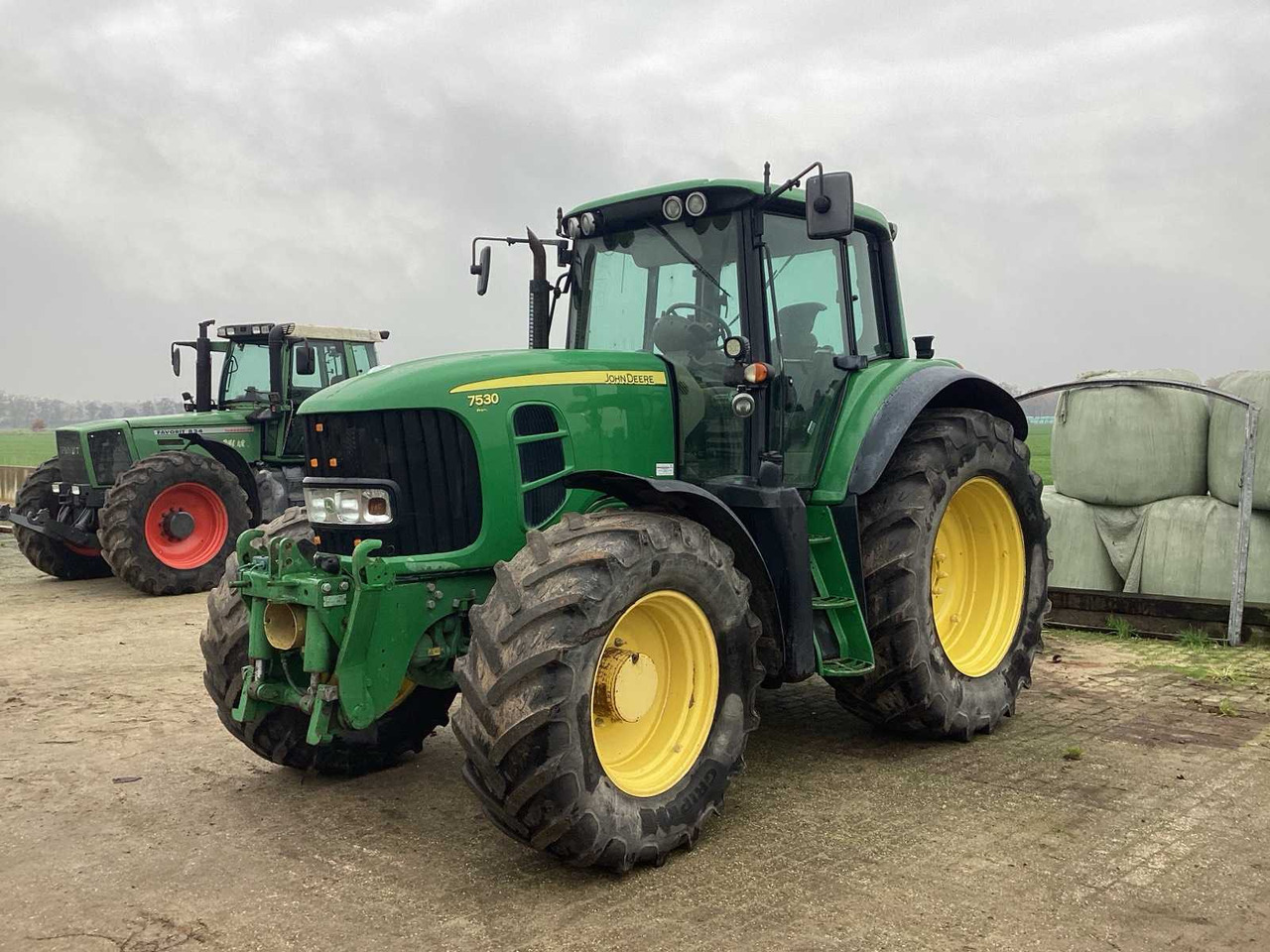 2008 JOHN DEERE 7530 PREMIUM FOUR WHEEL DRIVE FARM TRACTOR - Traktori: kuva 2008 JOHN DEERE 7530 PREMIUM FOUR WHEEL DRIVE FARM TRACTOR - Traktori 2008 JOHN DEERE 7530 PREMIUM FOUR WHEEL DRIVE FARM TRACTOR - Traktori: kuva 2008 JOHN DEERE 7530 PREMIUM FOUR WHEEL DRIVE FARM TRACTOR - Traktori