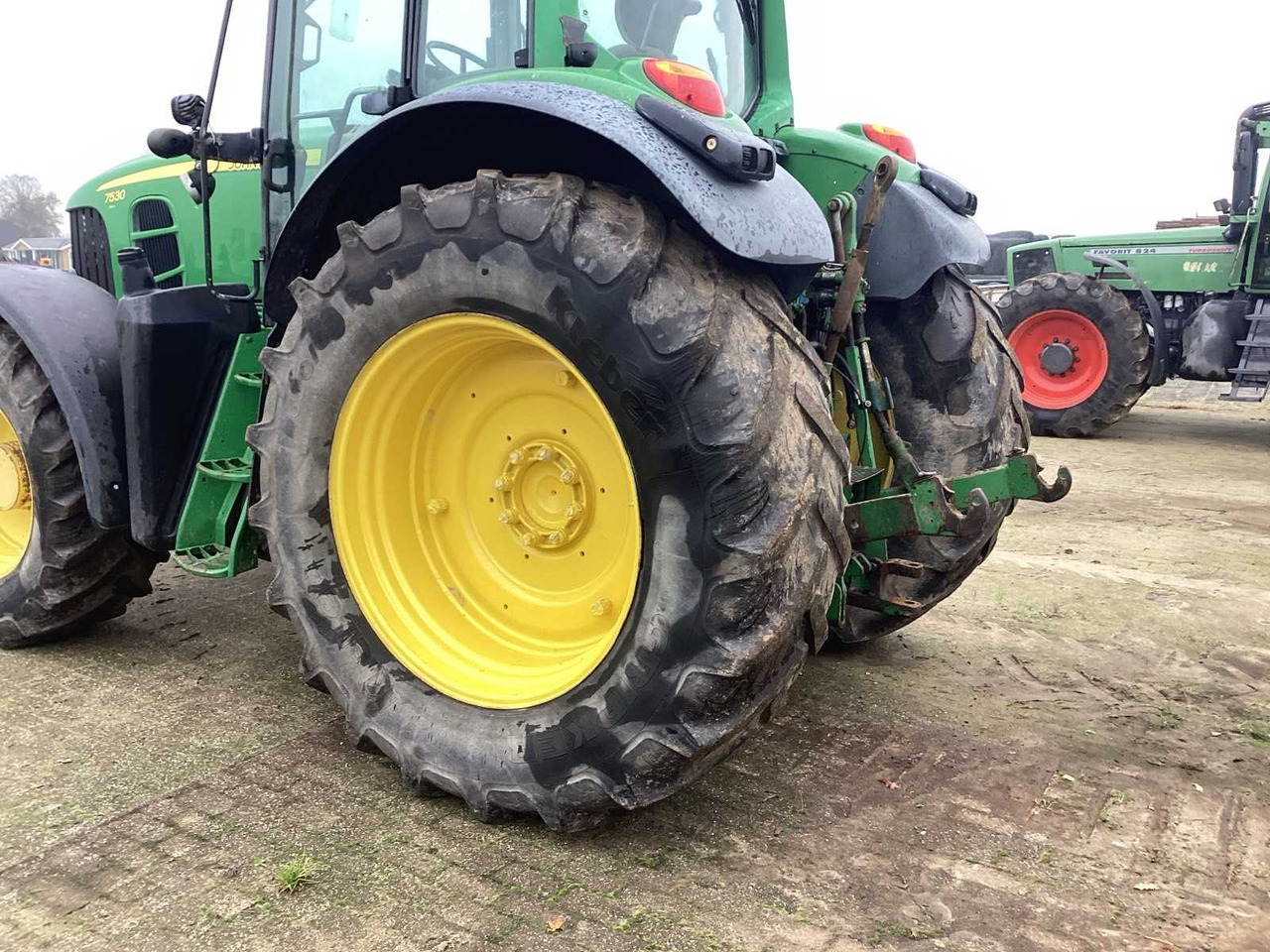 2008 JOHN DEERE 7530 PREMIUM FOUR WHEEL DRIVE FARM TRACTOR - Traktori: kuva 2008 JOHN DEERE 7530 PREMIUM FOUR WHEEL DRIVE FARM TRACTOR - Traktori 2008 JOHN DEERE 7530 PREMIUM FOUR WHEEL DRIVE FARM TRACTOR - Traktori: kuva 2008 JOHN DEERE 7530 PREMIUM FOUR WHEEL DRIVE FARM TRACTOR - Traktori