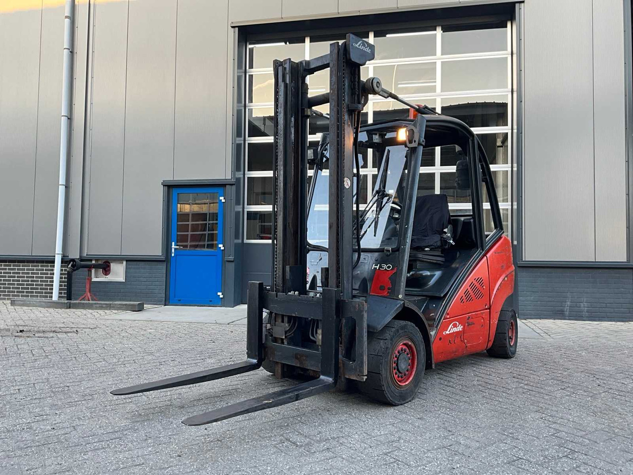 2010 LINDE H30D-01 FORKLIFT - Vastapainotrukki: kuva 2010 LINDE H30D-01 FORKLIFT - Vastapainotrukki 2010 LINDE H30D-01 FORKLIFT - Vastapainotrukki: kuva 2010 LINDE H30D-01 FORKLIFT - Vastapainotrukki