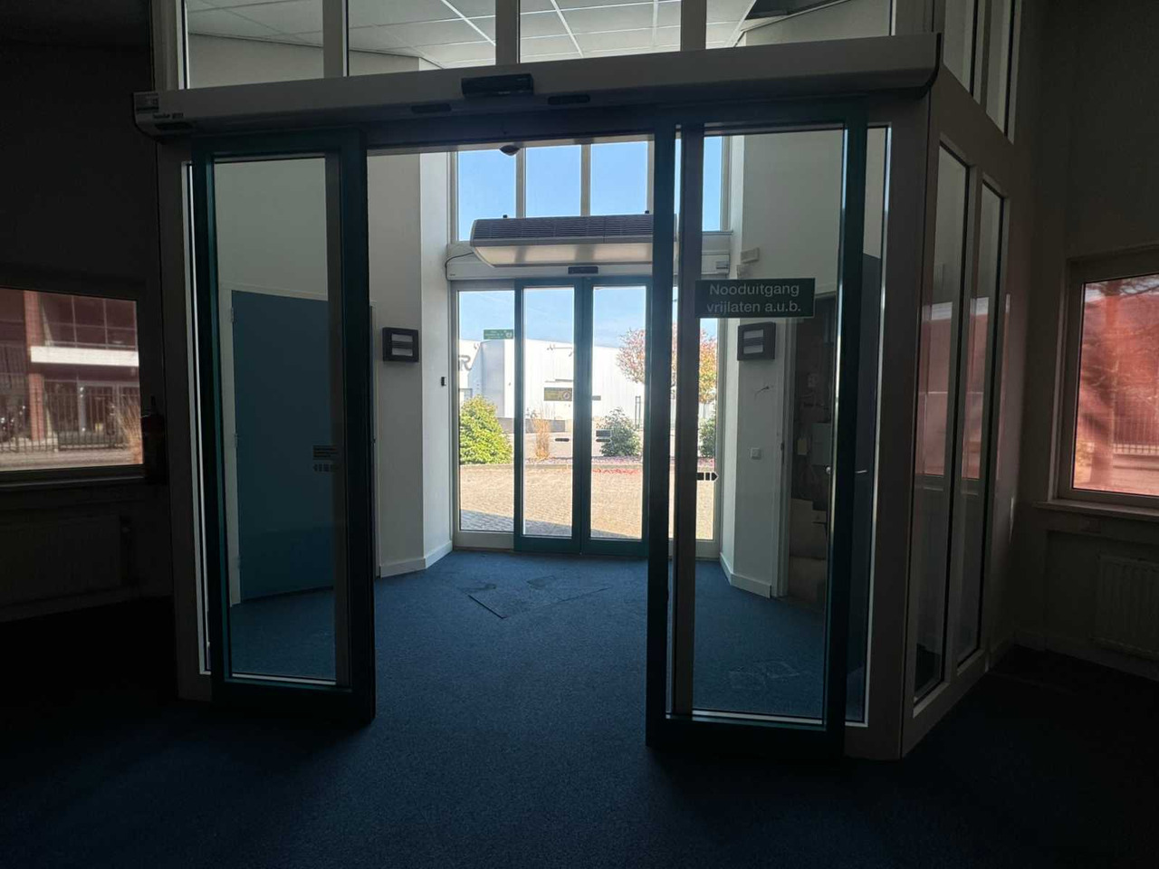 Automatic service door - Rakennustarvikkeet: kuva Automatic service door - Rakennustarvikkeet Automatic service door - Rakennustarvikkeet: kuva Automatic service door - Rakennustarvikkeet