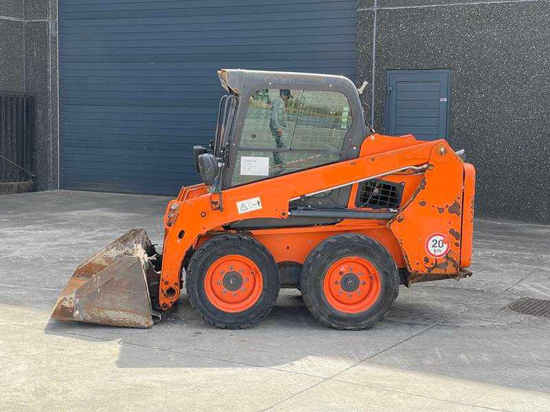 Bobcat S450 - Liukuohjattu kuormaaja: kuva Bobcat S450 - Liukuohjattu kuormaaja Bobcat S450 - Liukuohjattu kuormaaja: kuva Bobcat S450 - Liukuohjattu kuormaaja