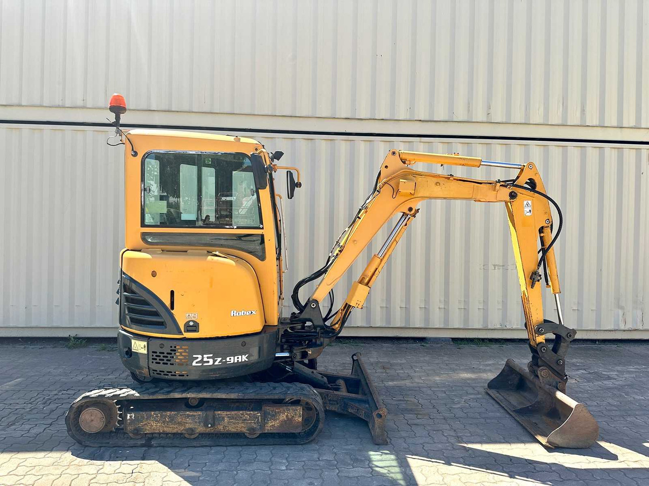 Hyundai Robex25Z-9AK - Minikuormaaja: kuva Hyundai Robex25Z-9AK - Minikuormaaja Hyundai Robex25Z-9AK - Minikuormaaja: kuva Hyundai Robex25Z-9AK - Minikuormaaja