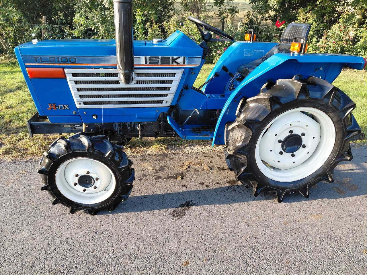 Iseki TL2100 - Pientraktori: kuva Iseki TL2100 - Pientraktori Iseki TL2100 - Pientraktori: kuva Iseki TL2100 - Pientraktori
