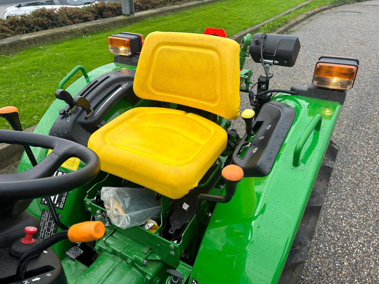 Pientraktori John Deere 3028 EN: kuva Pientraktori John Deere 3028 EN
