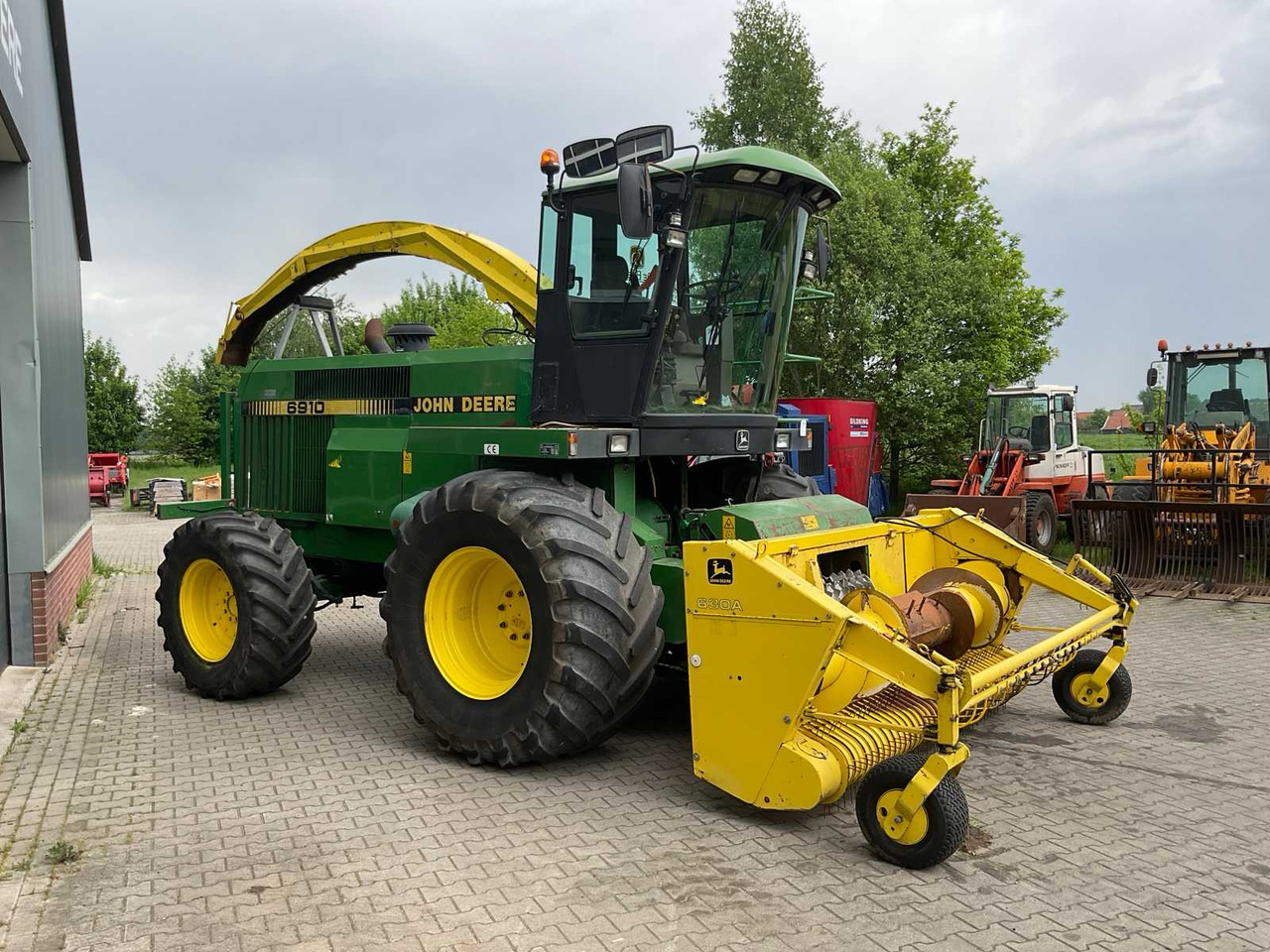 John Deere 6910 - Itsekulkeva silppuri: kuva John Deere 6910 - Itsekulkeva silppuri John Deere 6910 - Itsekulkeva silppuri: kuva John Deere 6910 - Itsekulkeva silppuri