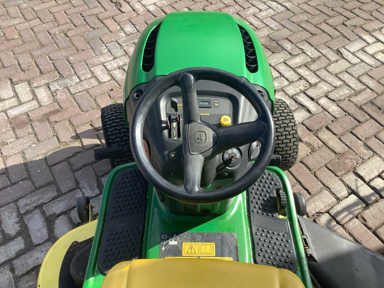 John Deere L120 - Ruohonleikkuri: kuva John Deere L120 - Ruohonleikkuri John Deere L120 - Ruohonleikkuri: kuva John Deere L120 - Ruohonleikkuri