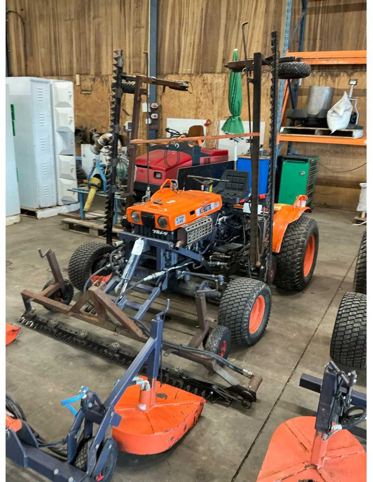 Kubota B7000 4WD - Pientraktori: kuva Kubota B7000 4WD - Pientraktori Kubota B7000 4WD - Pientraktori: kuva Kubota B7000 4WD - Pientraktori