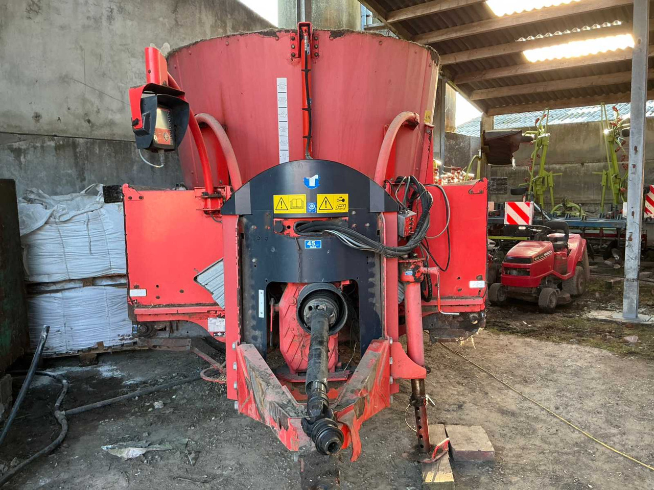 Kuhn Euvi85 - Seosrehuvaunu: kuva Kuhn Euvi85 - Seosrehuvaunu Kuhn Euvi85 - Seosrehuvaunu: kuva Kuhn Euvi85 - Seosrehuvaunu