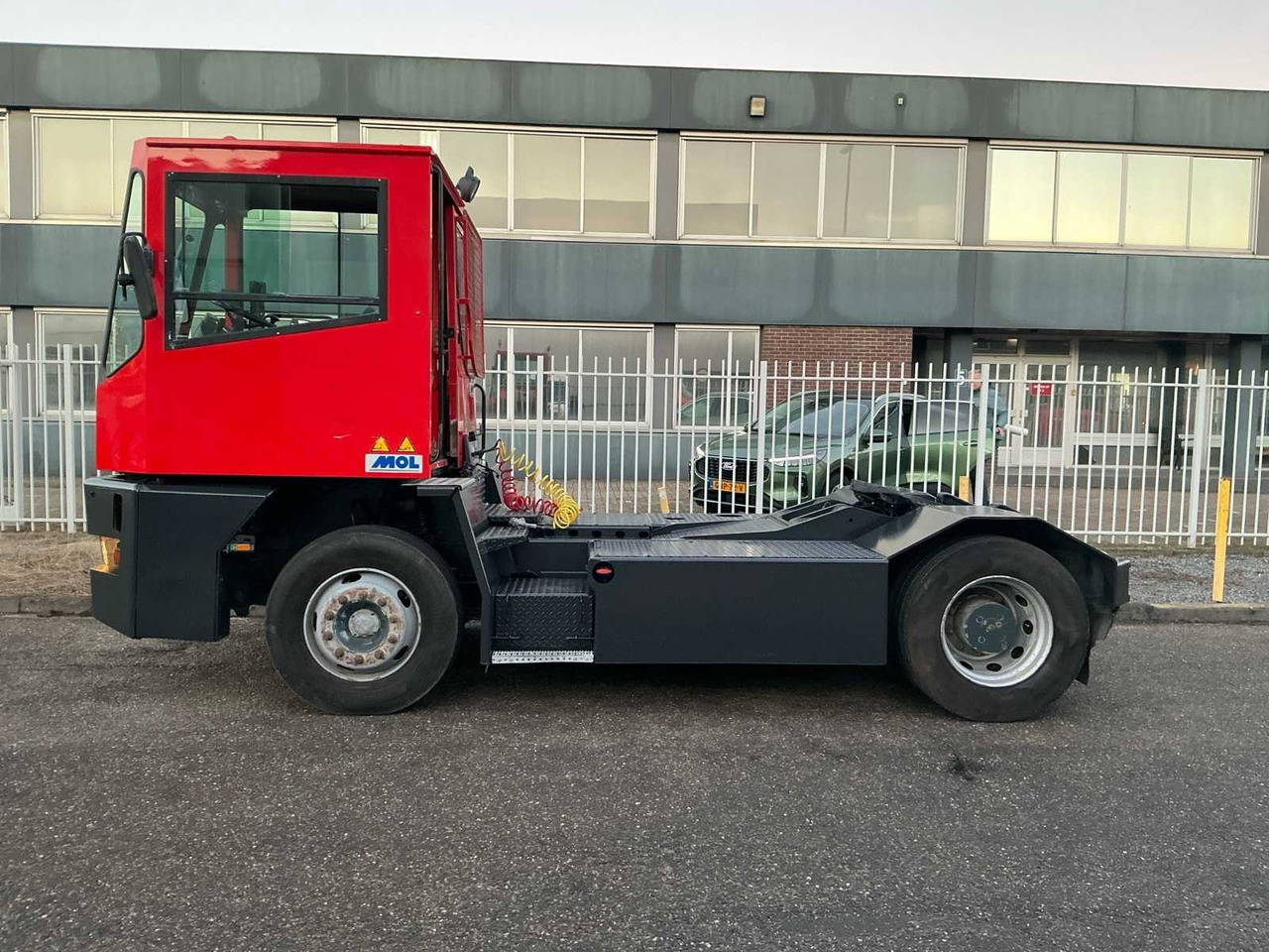 2005 MOL YT200/4X2 TERMINAL TRUCK - Kuorma-auto: kuva 2005 MOL YT200/4X2 TERMINAL TRUCK - Kuorma-auto 2005 MOL YT200/4X2 TERMINAL TRUCK - Kuorma-auto: kuva 2005 MOL YT200/4X2 TERMINAL TRUCK - Kuorma-auto