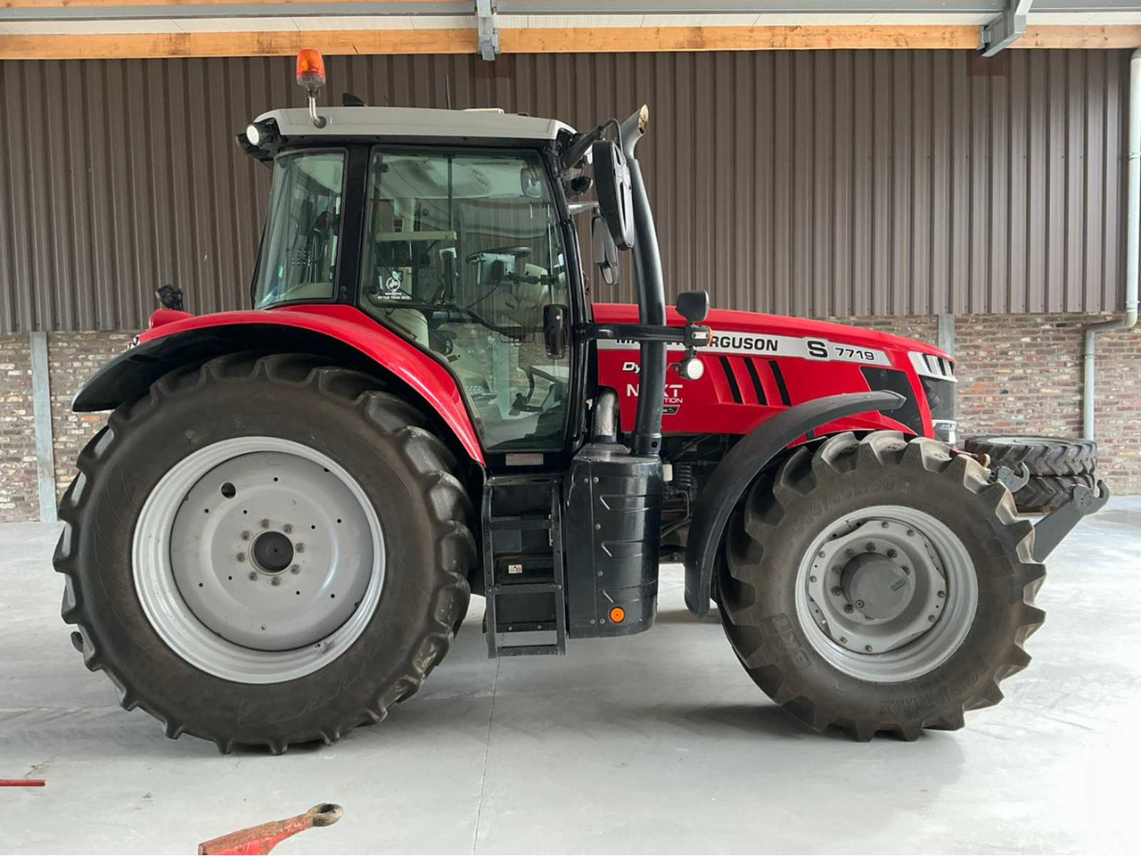 Massey Ferguson 7719S - Traktori: kuva Massey Ferguson 7719S - Traktori Massey Ferguson 7719S - Traktori: kuva Massey Ferguson 7719S - Traktori