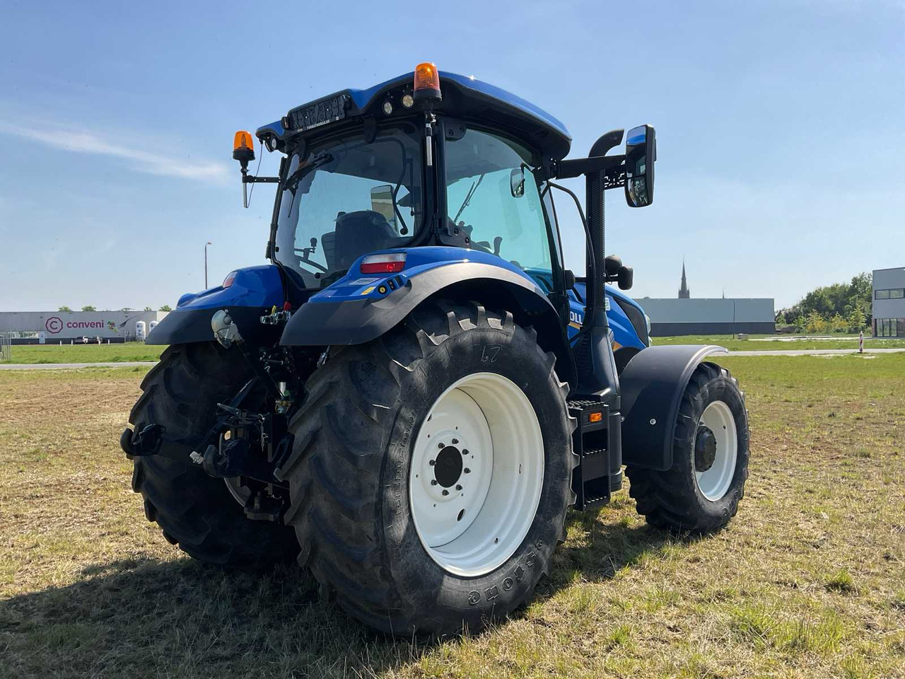 New Holland T6.145 - Traktori: kuva New Holland T6.145 - Traktori New Holland T6.145 - Traktori: kuva New Holland T6.145 - Traktori