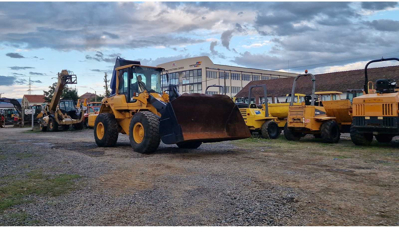 VOLVO L90F - Pyöräkuormaaja: kuva VOLVO L90F - Pyöräkuormaaja VOLVO L90F - Pyöräkuormaaja: kuva VOLVO L90F - Pyöräkuormaaja